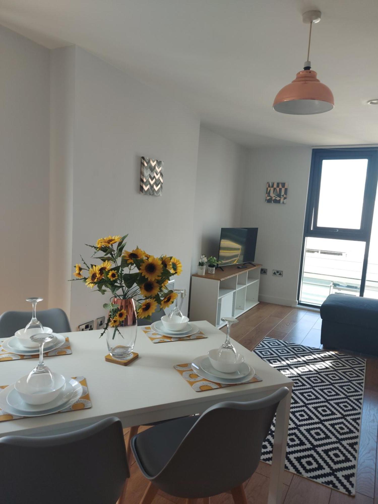 Lovely Stylish 2 Bedroom Serviced In Free Wifi Apartment *