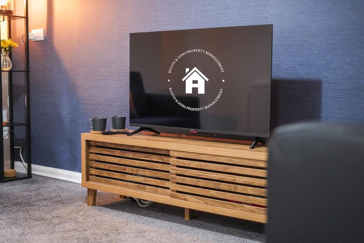 Modern 4 Bed Town-house, Free Parking Sheffield