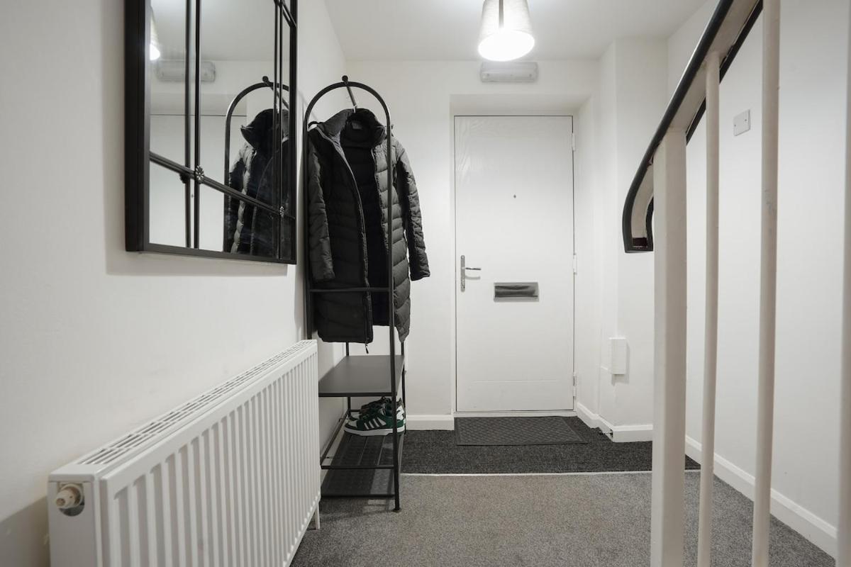 Modern 4 Bed Town-house, Free Parking