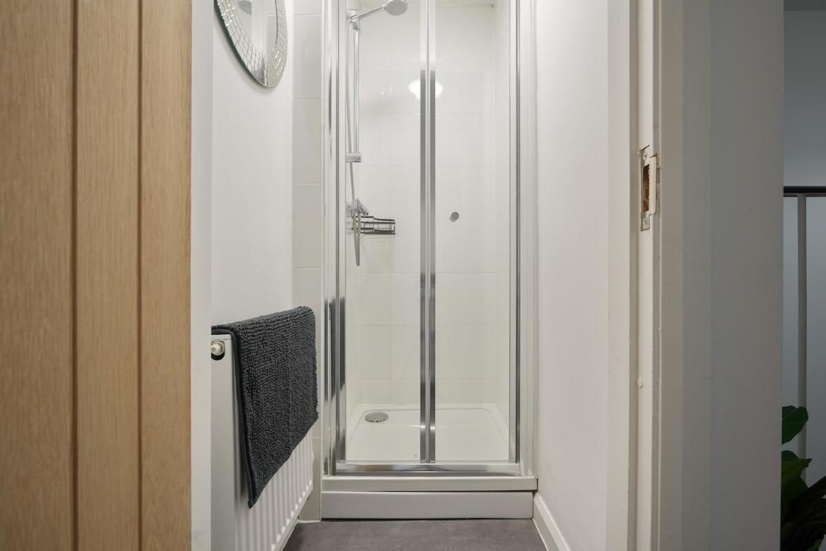 Modern 4 Bed Town-house, Free Parking Apartment *