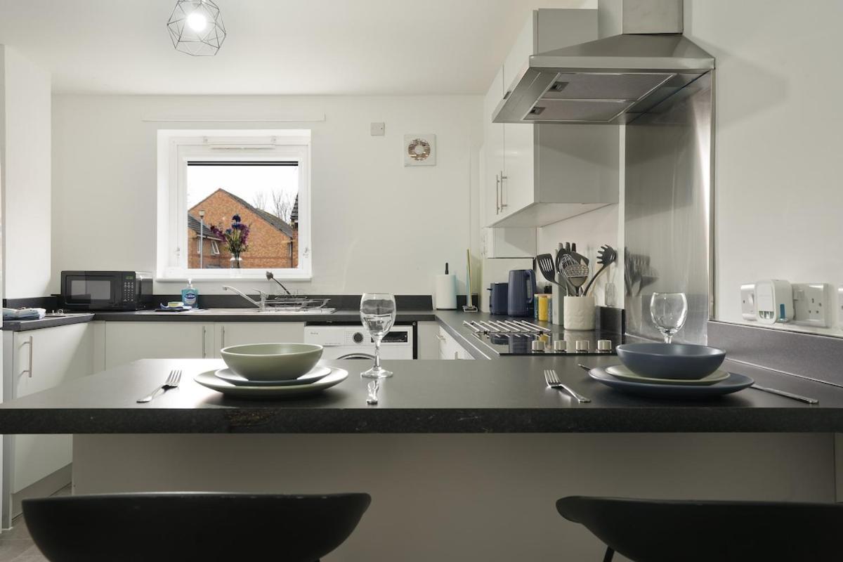 Apartment Modern 4 Bed Town-house, Free Parking *