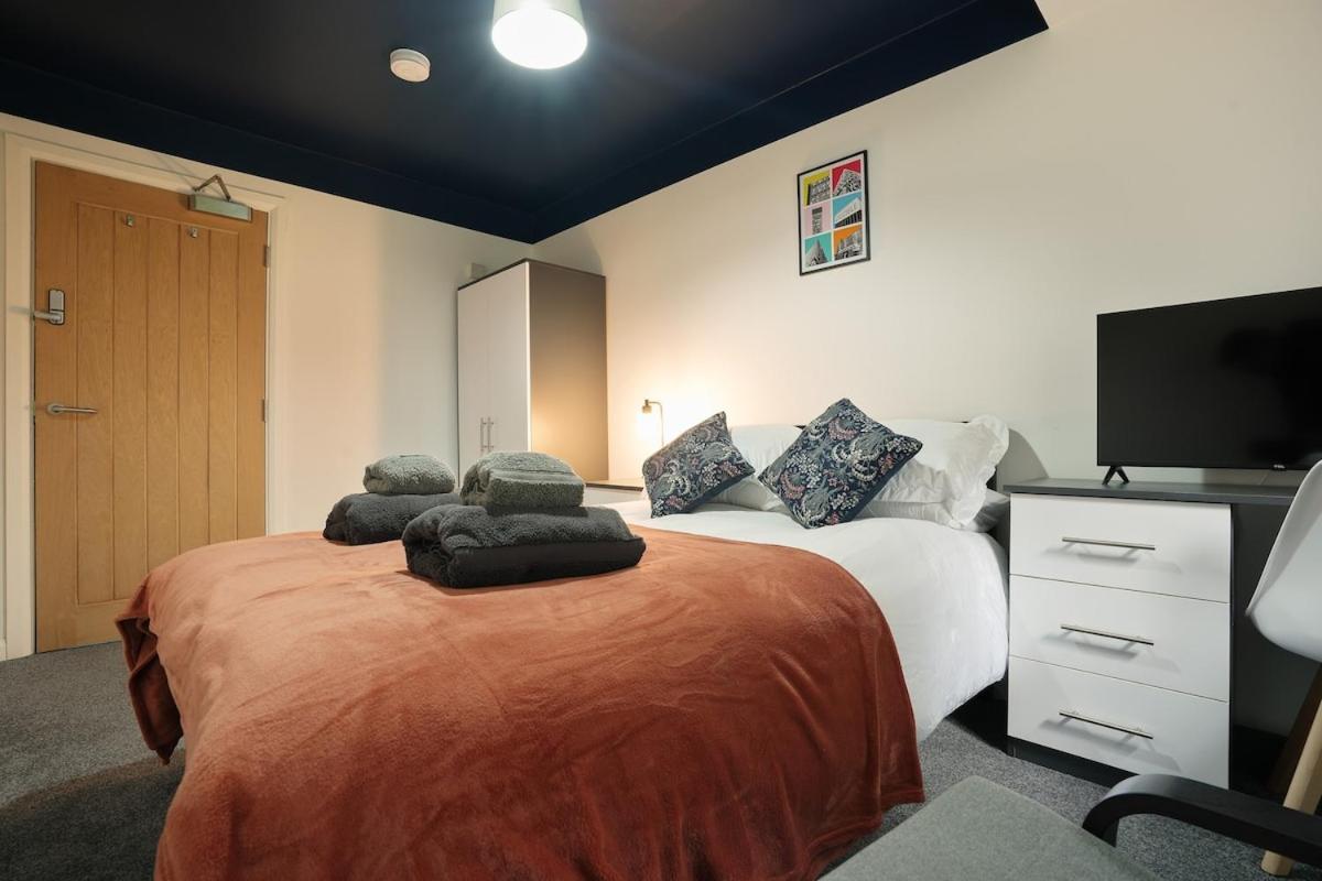 Modern 4 Bed Town-house, Free Parking *