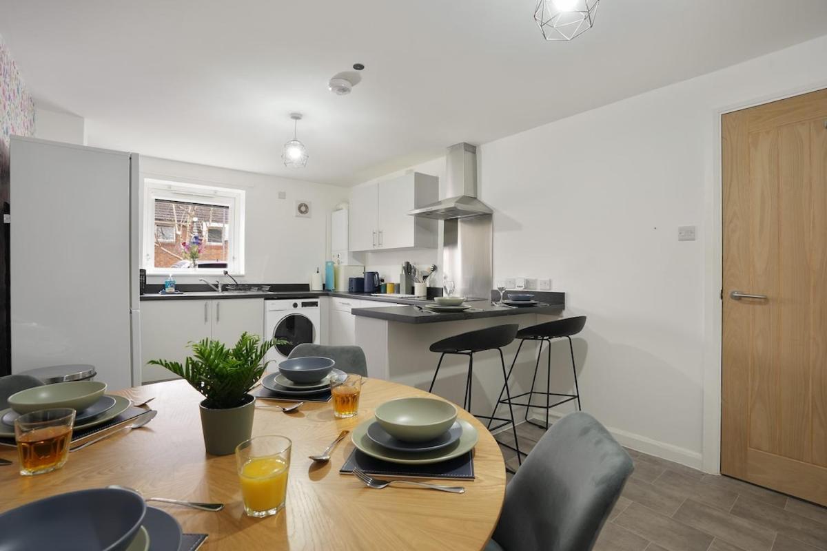 Modern 4 Bed Town-house, Free Parking * Sheffield