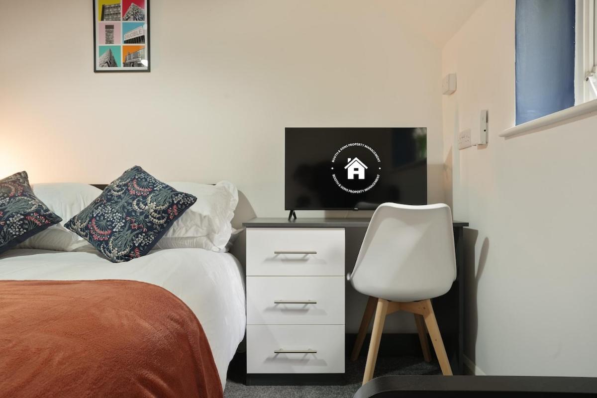 Modern 4 Bed Town-house, Free Parking