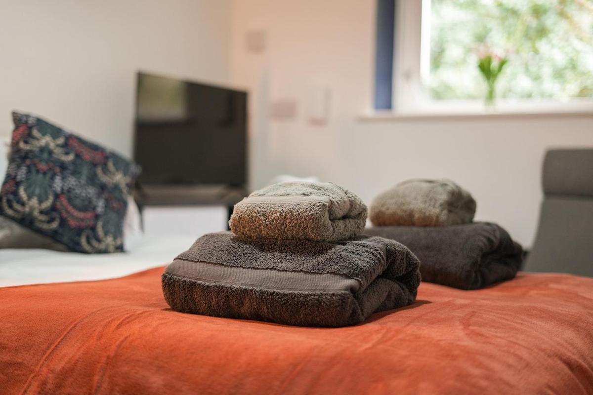 Modern 4 Bed Town-house, Free Parking Apartment