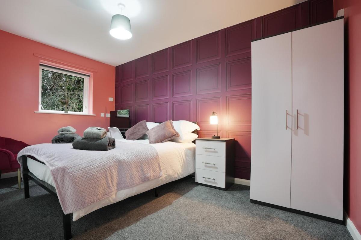 Apartment Modern 4 Bed Town-house, Free Parking *