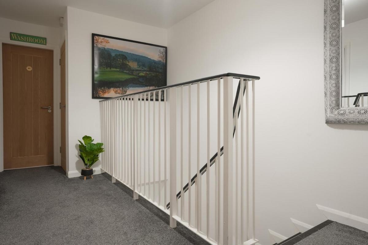 Modern 4 Bed Town-house, Free Parking Apartment Sheffield