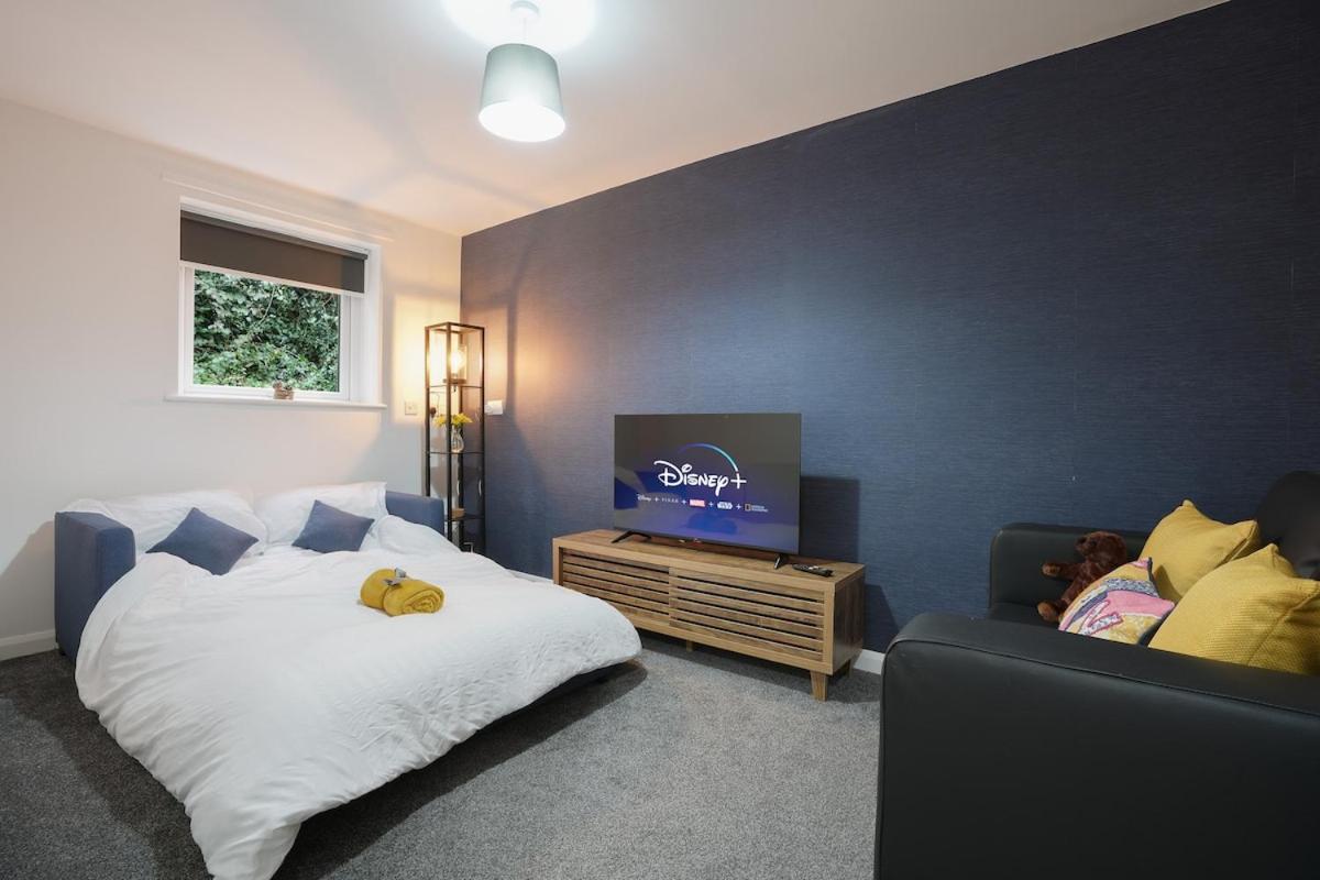 Modern 4 Bed Town-house, Free Parking Sheffield