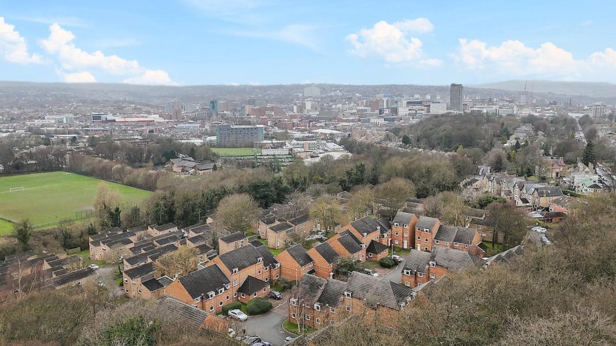 Modern 4 Bed Town-house, Free Parking * Sheffield