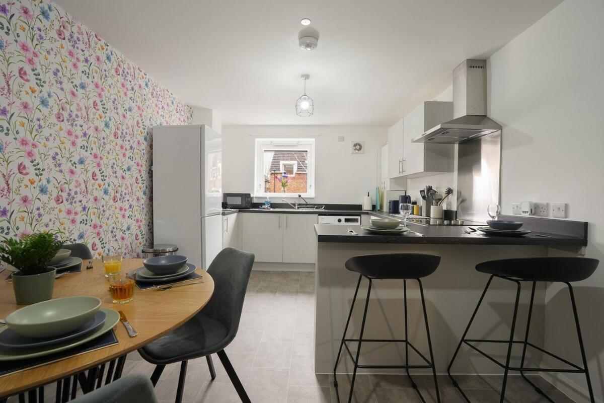 Modern 4 Bed Town-house, Free Parking Apartment