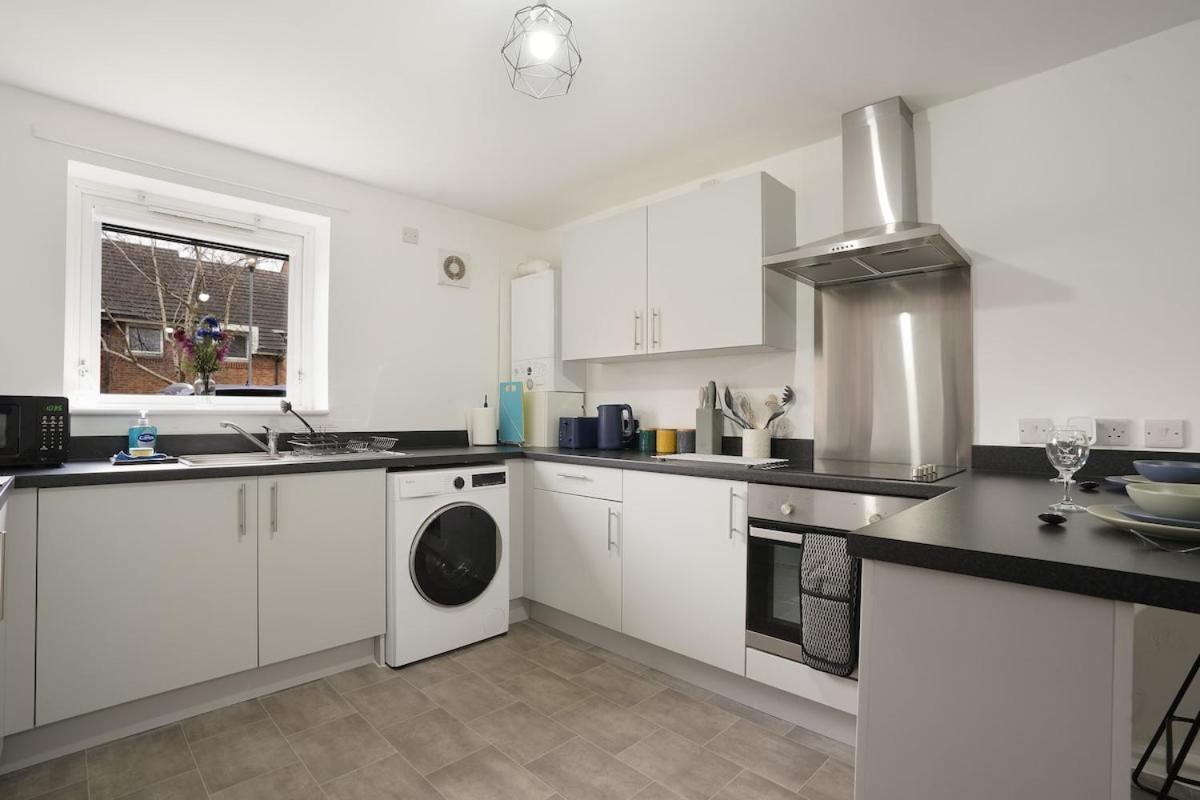 Modern 4 Bed Town-house, Free Parking Apartamento *