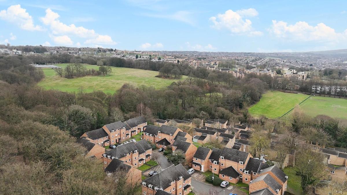 Apartment Modern 4 Bed Town-house, Free Parking *