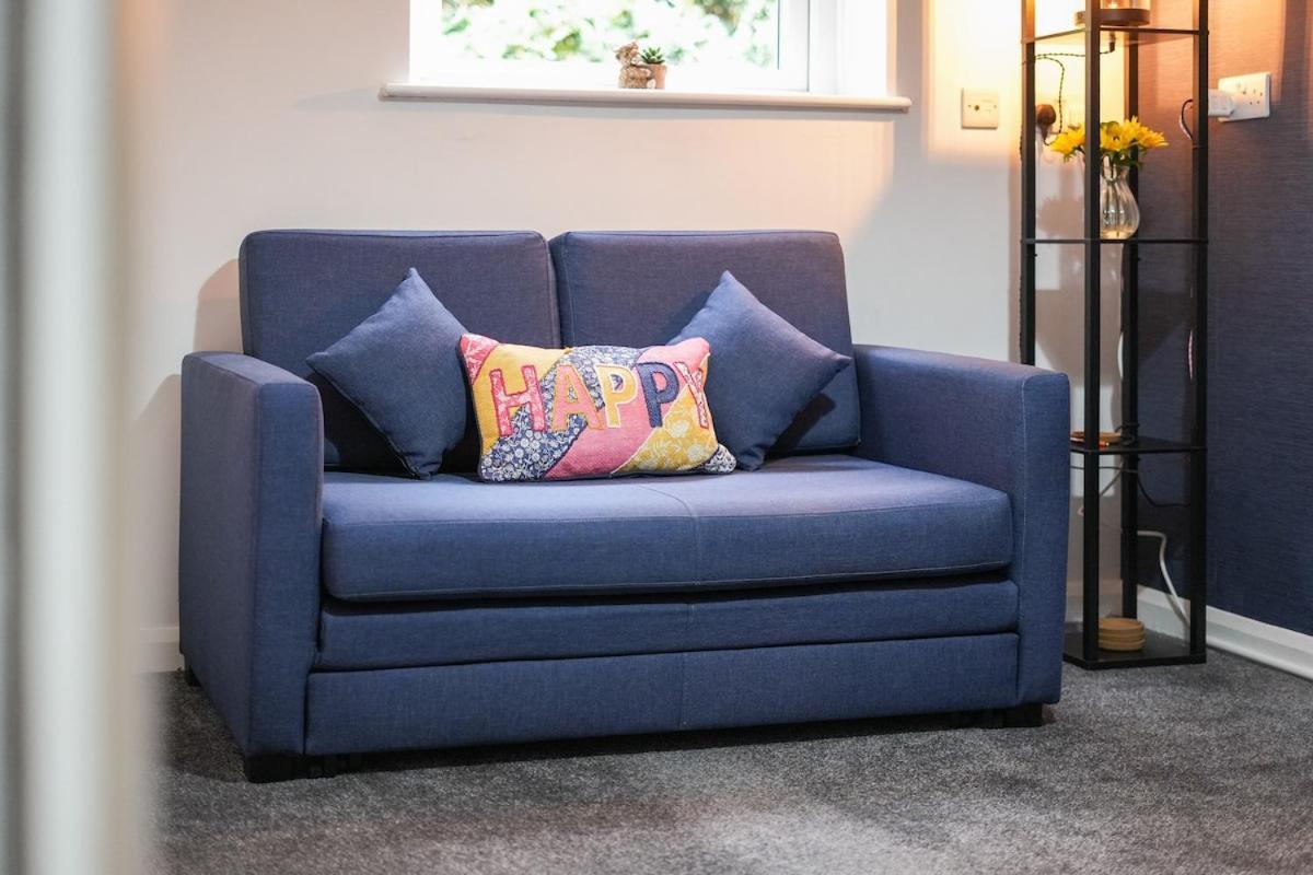 Modern 4 Bed Town-house, Free Parking *