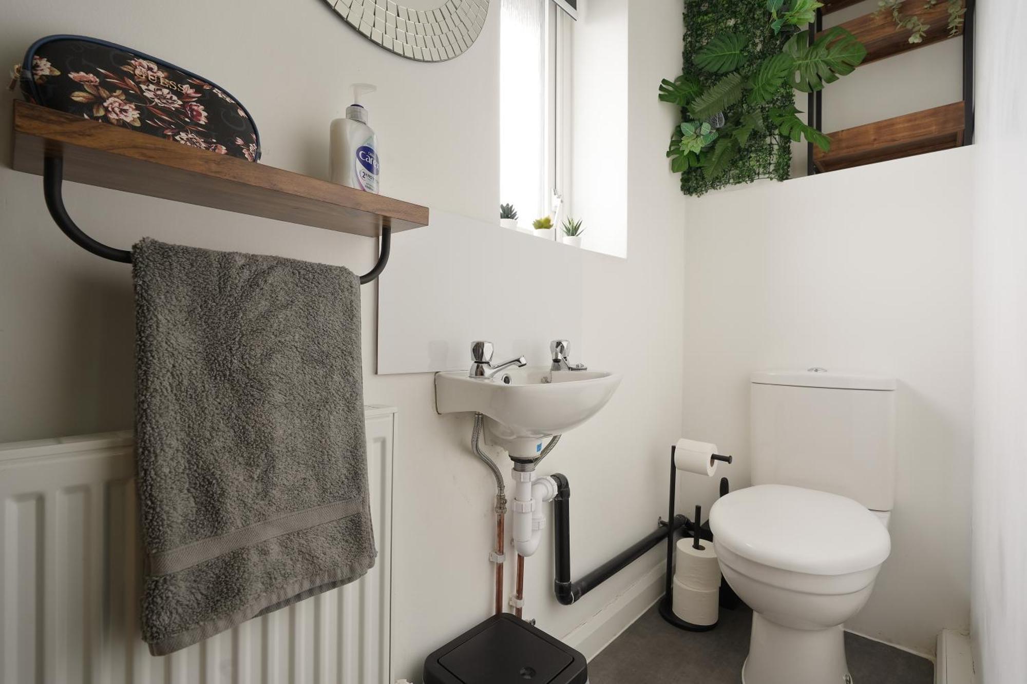 Modern 4 Bed Town-house, Free Parking Apartment