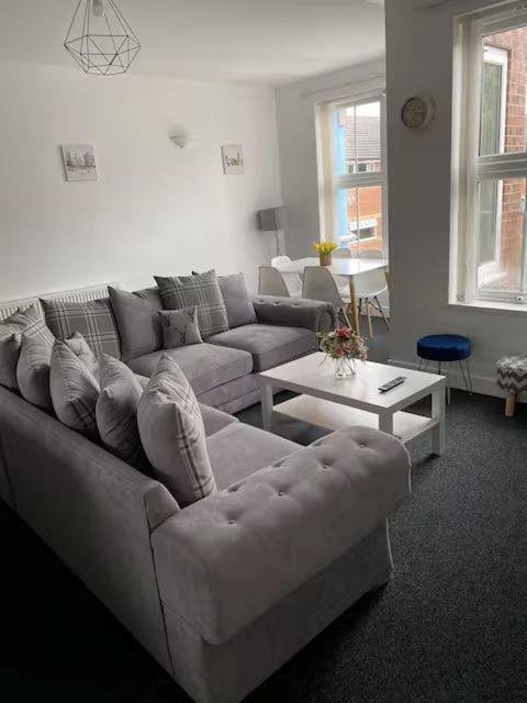 8 Bed 9 Bath Ensuite House With Hot Tub And Free Parking *