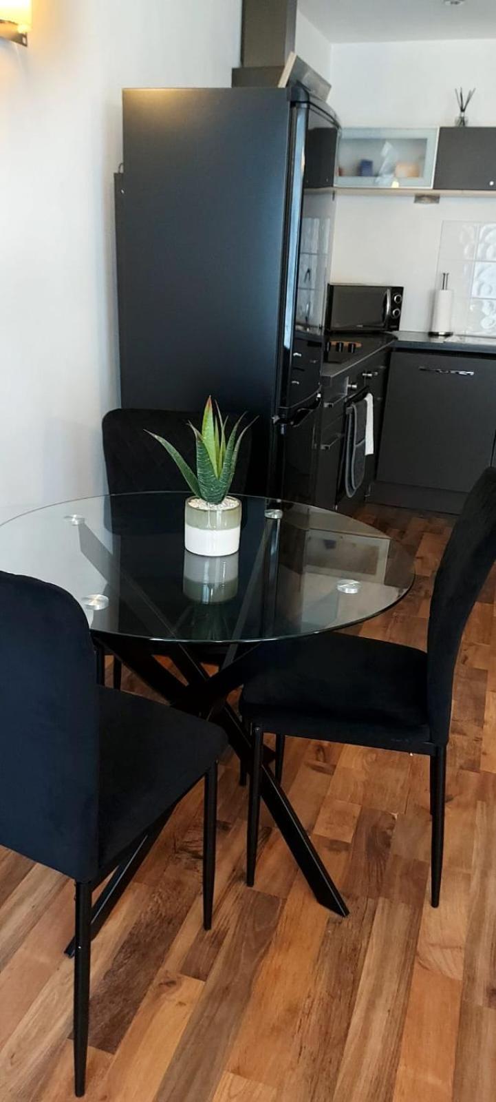 In Great Location With A Balcony & Parking Possible - West One
