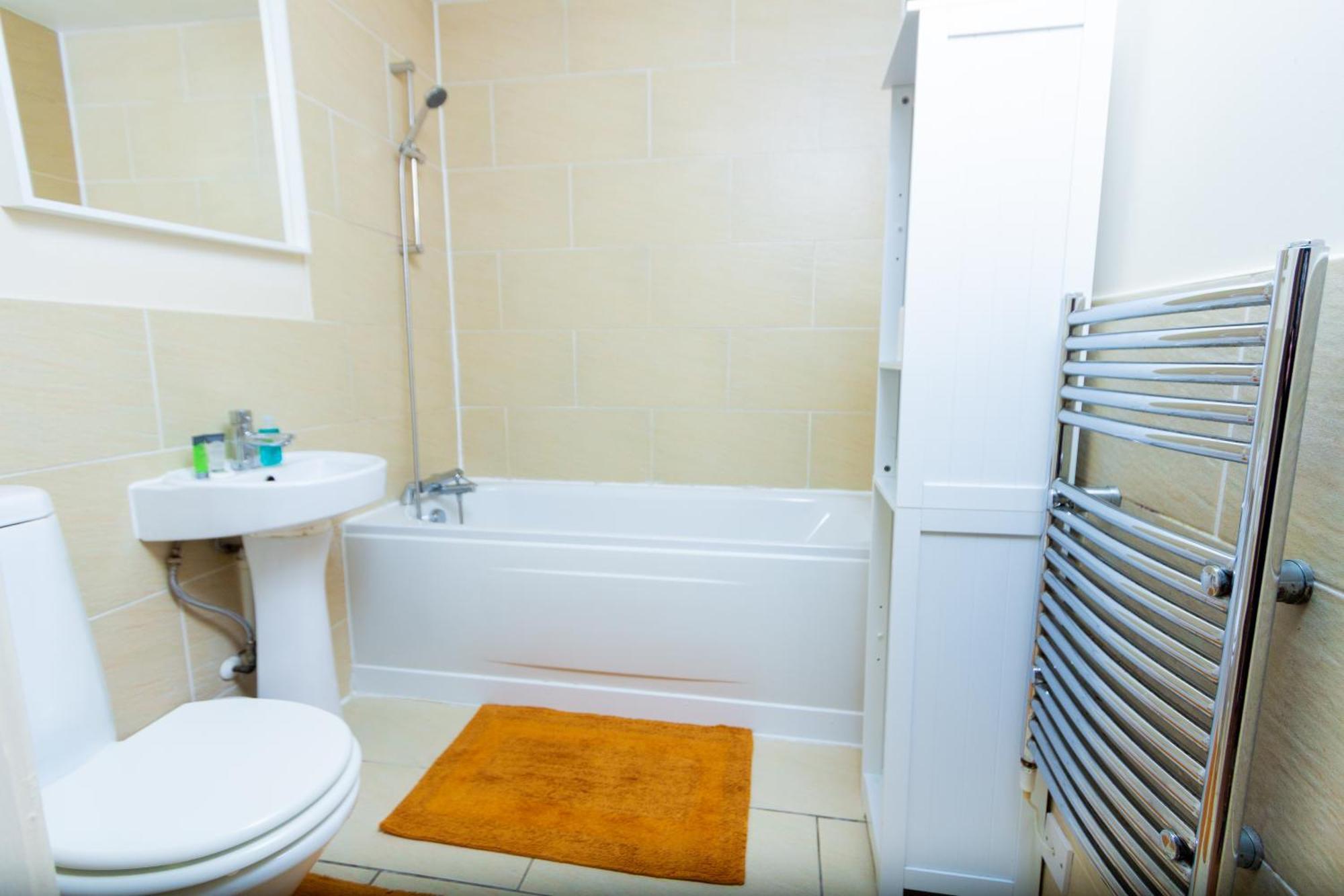 Centre Getaway - Modern 1br With Parking Apartment *