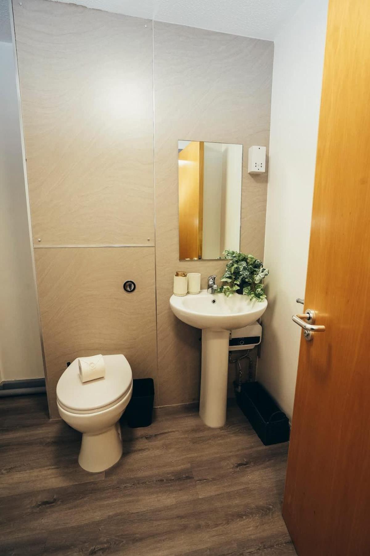 1br Centre Apt, Self Check In, Wifi, By Derbnb *