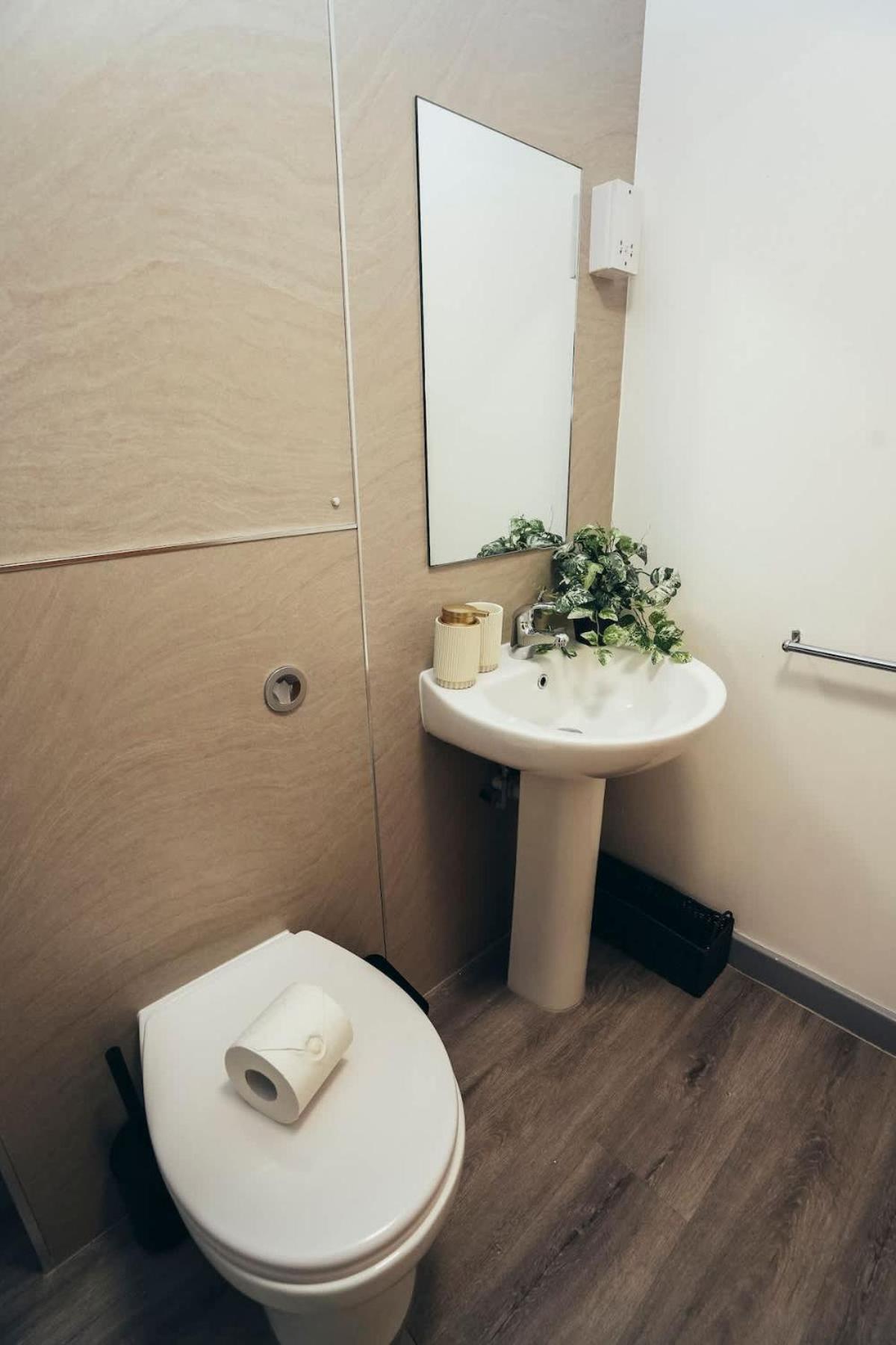Apartment 1br Centre Apt, Self Check In, Wifi, By Derbnb