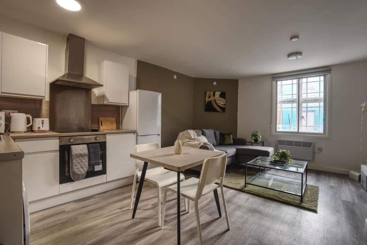 Apartment 1br Centre Apt, Self Check In, Wifi, By Derbnb *