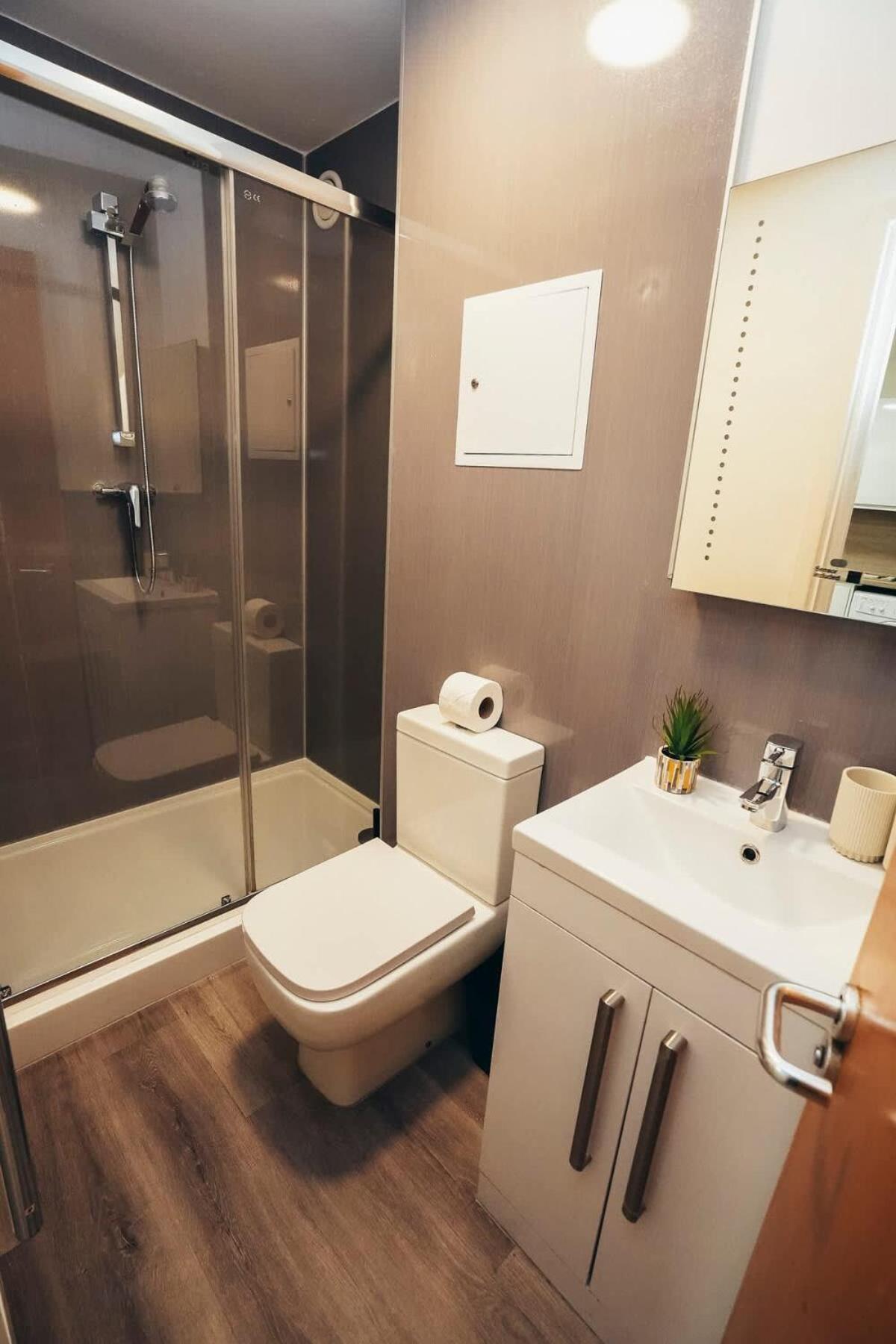 2br Centre Apt, Self Check In, Wifi, By Derbnb