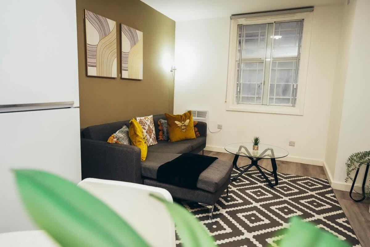 2br Centre Apt, Self Check In, Wifi, By Derbnb *