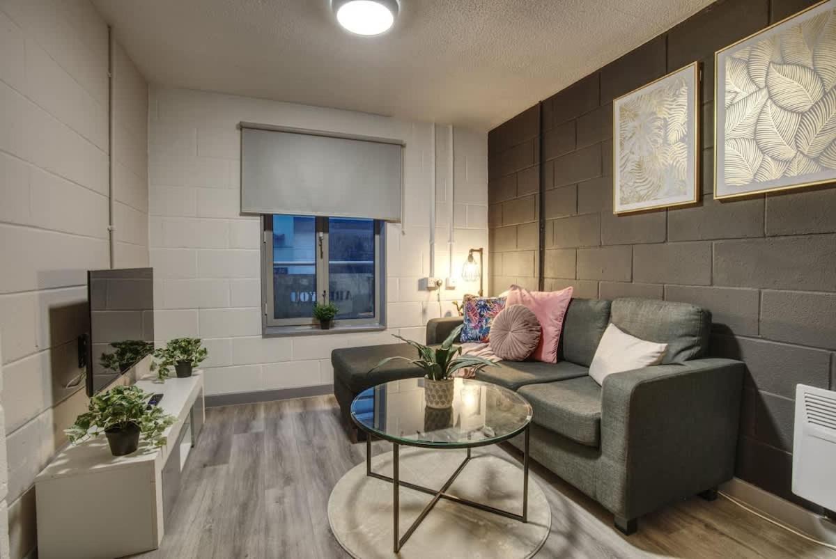 1br Centre Apt, Self Check In, Wifi, By Derbnb Holiday home *