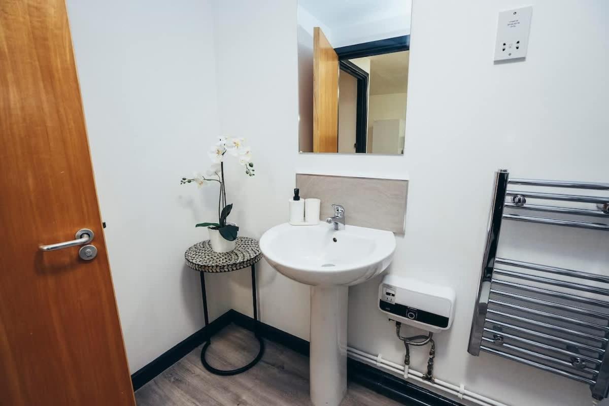 1br Centre Apt, Self Check In, Wifi, By Derbnb *