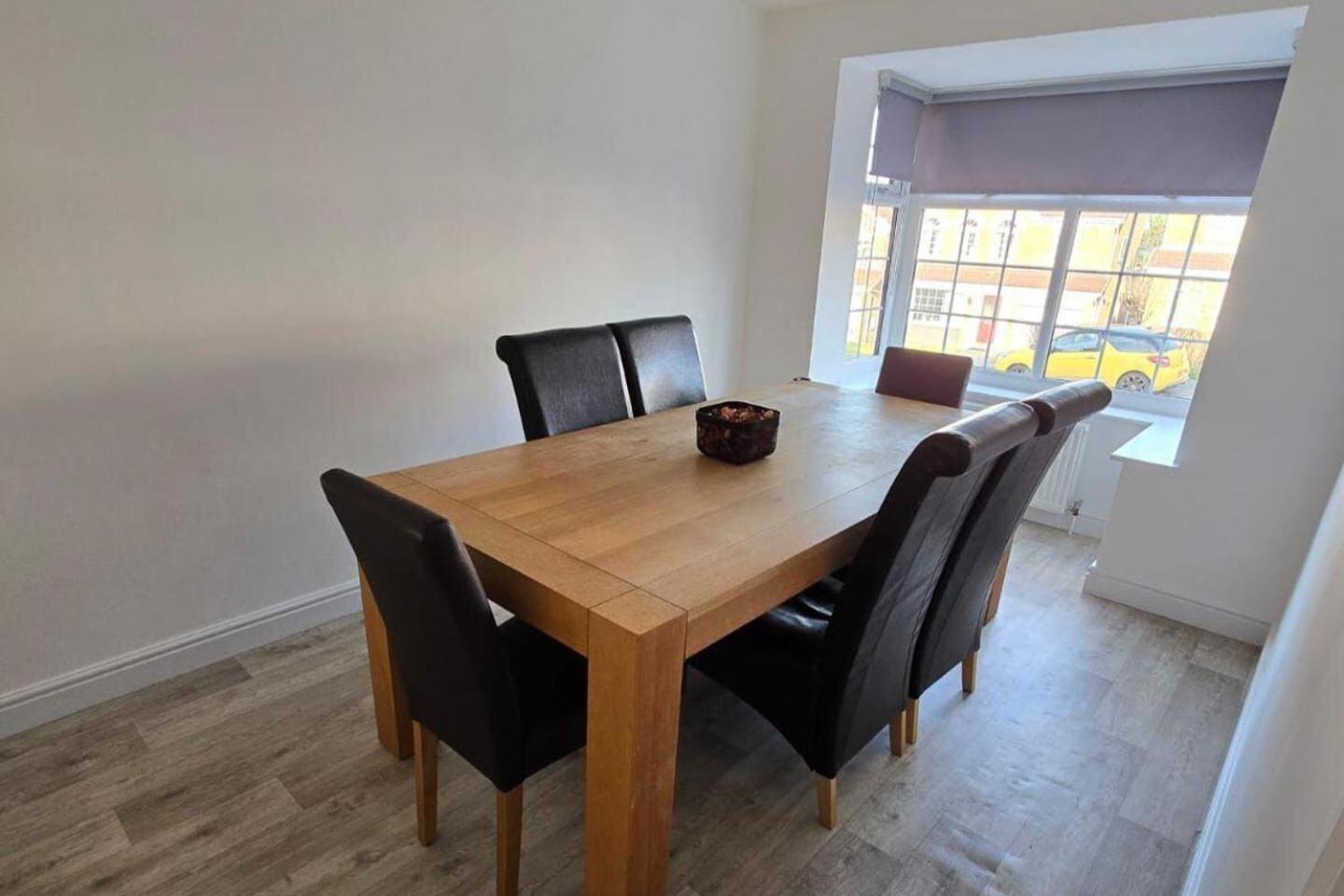 Spacious - Sleeps 7 Garden & Parking Holiday home