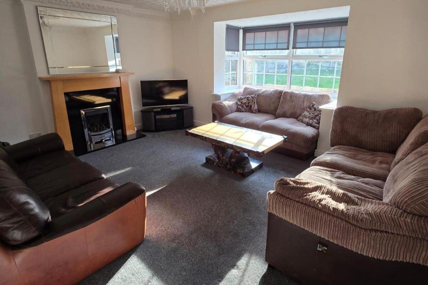 Spacious - Sleeps 7 Garden & Parking Holiday home Sheffield