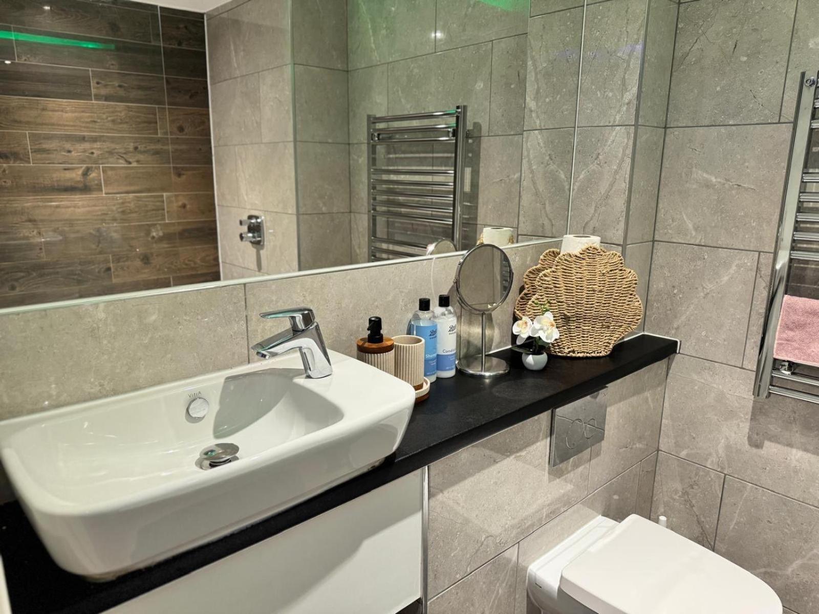 Centre - Modern 1br - Sleeps 3 Apartment Sheffield