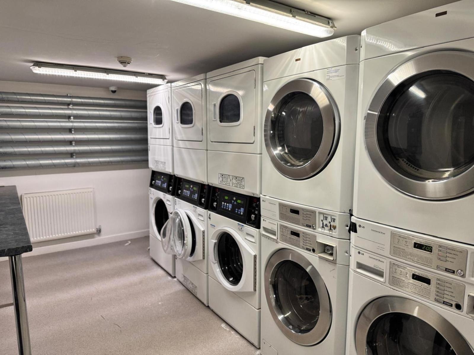 Centre - Modern 1br - Sleeps 3 *