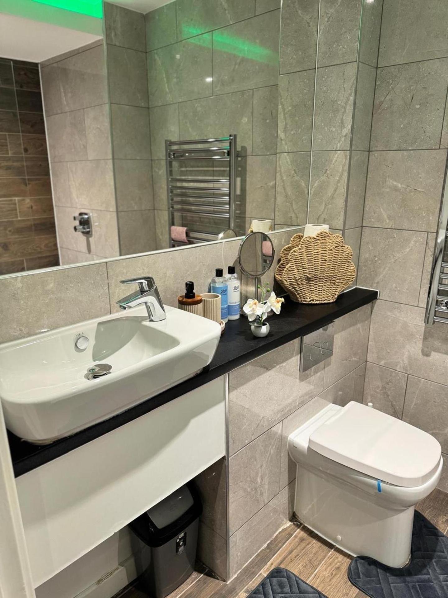 Centre - Modern 1br - Sleeps 3 *
