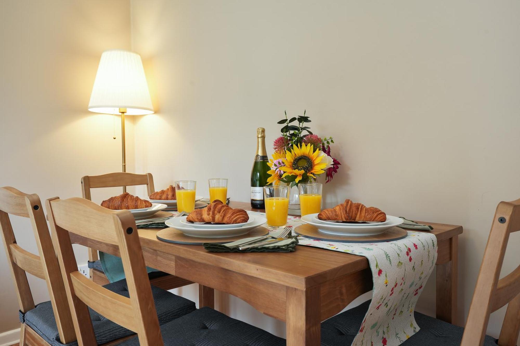 4 Bedrooms, Families, Contractors, Free Parking Sheffield