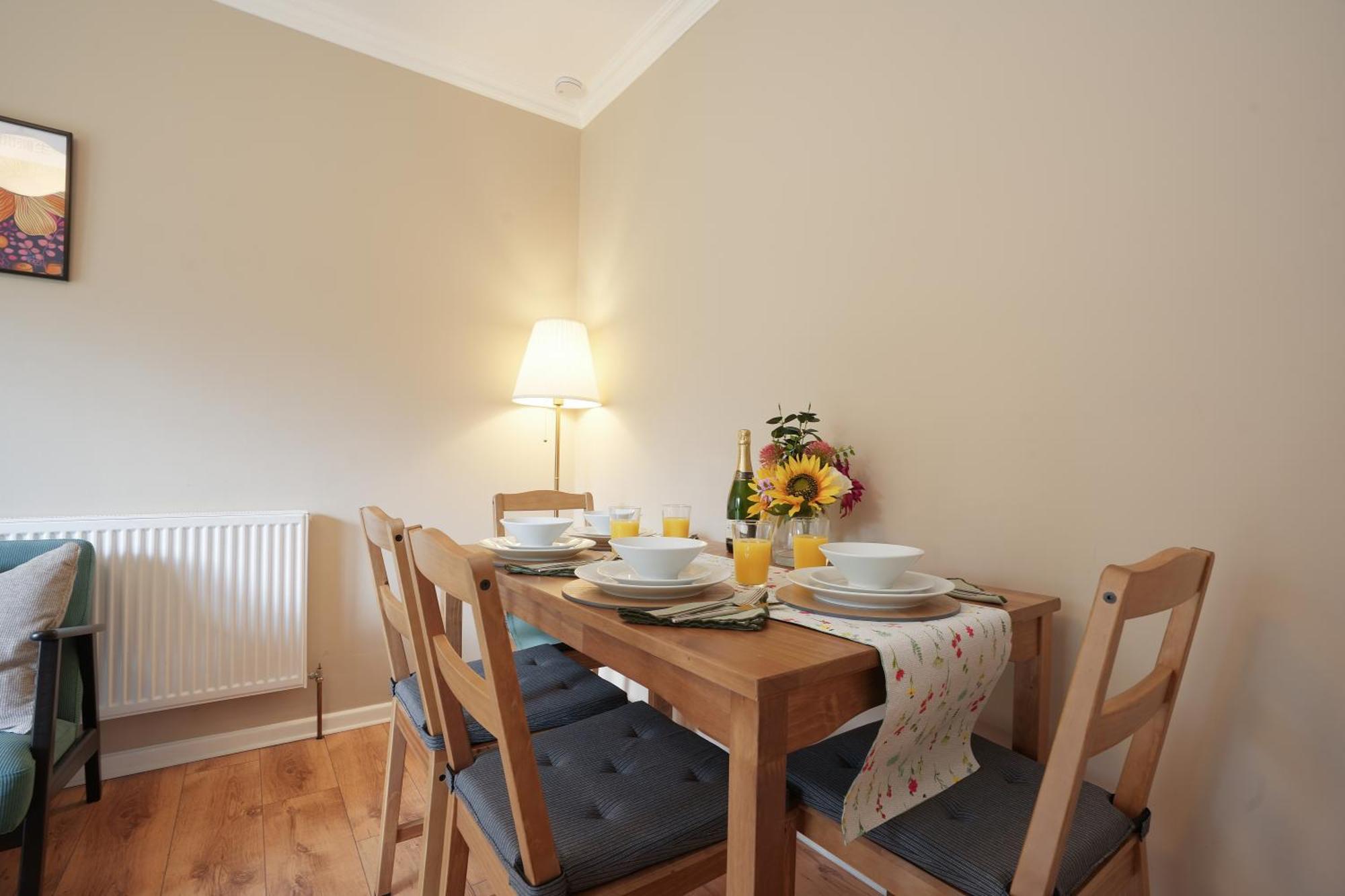 Holiday home 4 Bedrooms, Families, Contractors, Free Parking