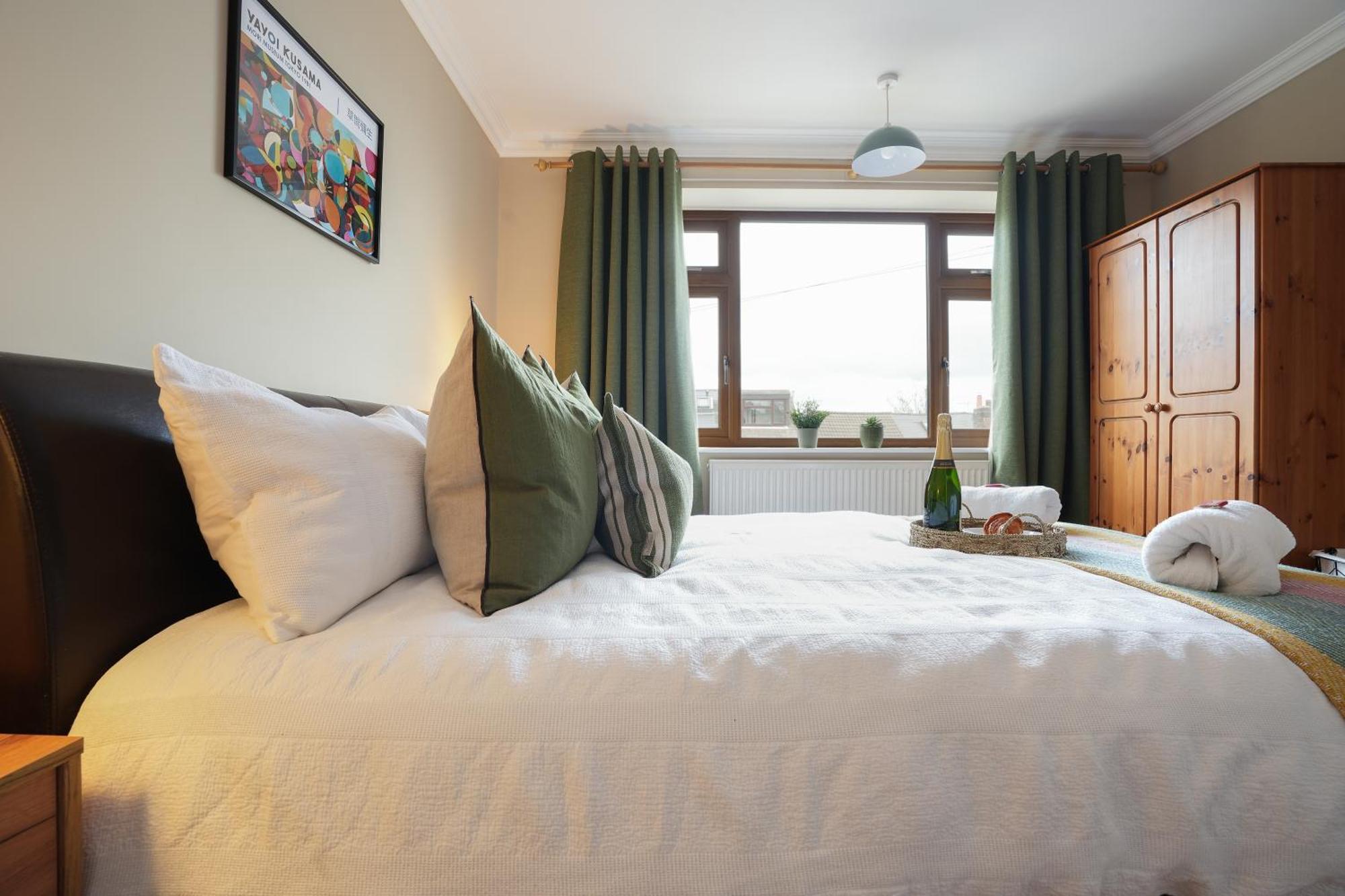 4 Bedrooms, Families, Contractors, Free Parking Holiday home *