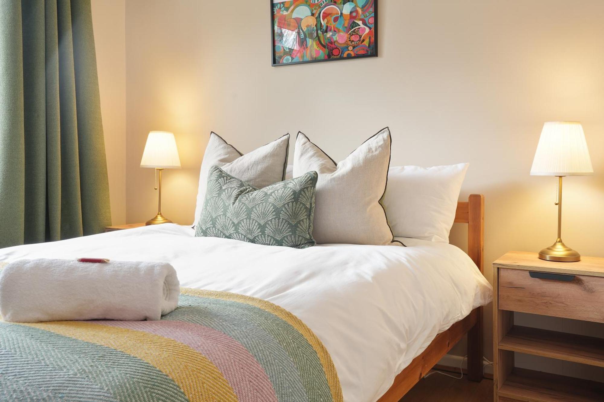 Holiday home 4 Bedrooms, Families, Contractors, Free Parking *