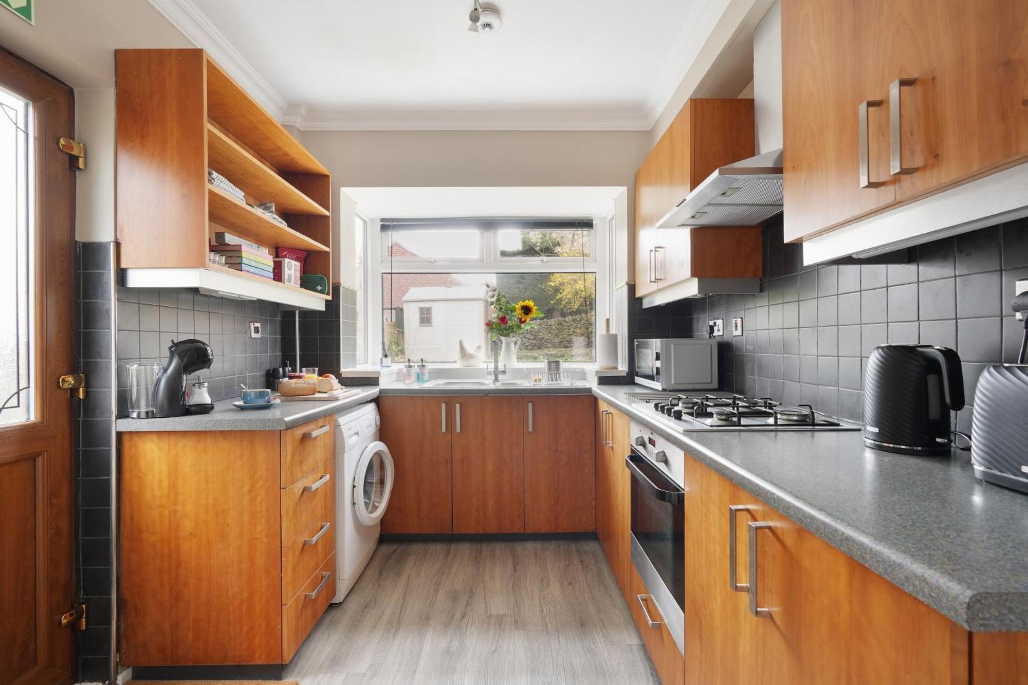 4 Bedrooms, Families, Contractors, Free Parking Sheffield
