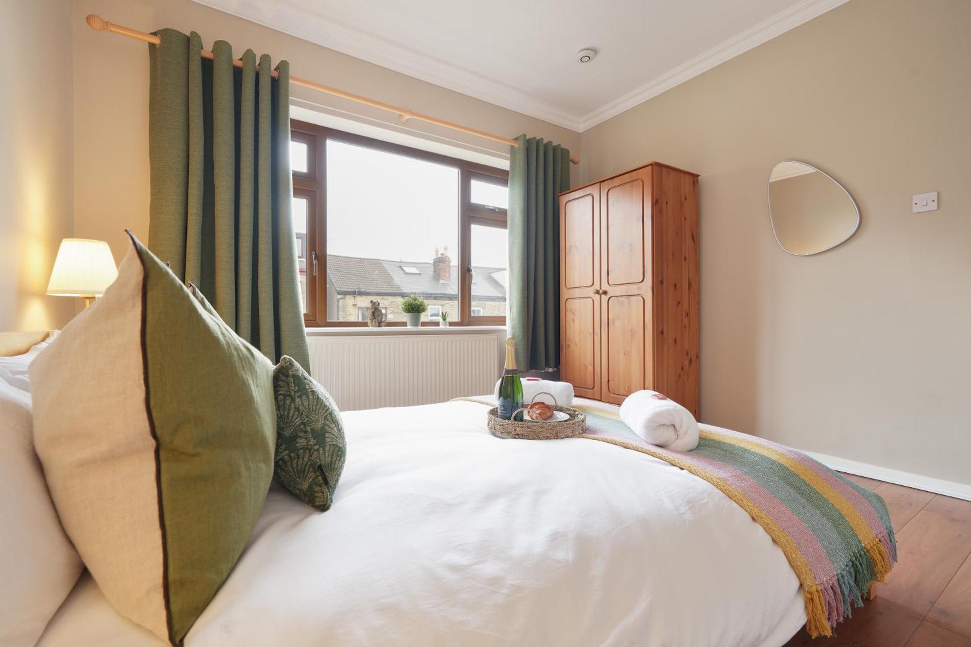4 Bedrooms, Families, Contractors, Free Parking * Sheffield