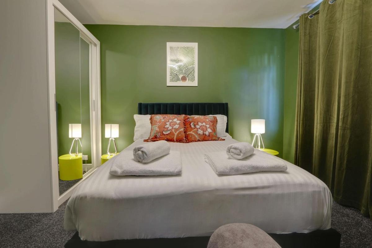 #stylish #exceptional 4 Bed House, Free Parking, Close To Centre