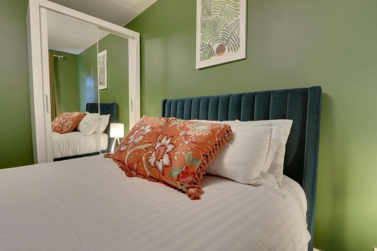 Holiday home #stylish #exceptional 4 Bed House, Free Parking, Close To Centre