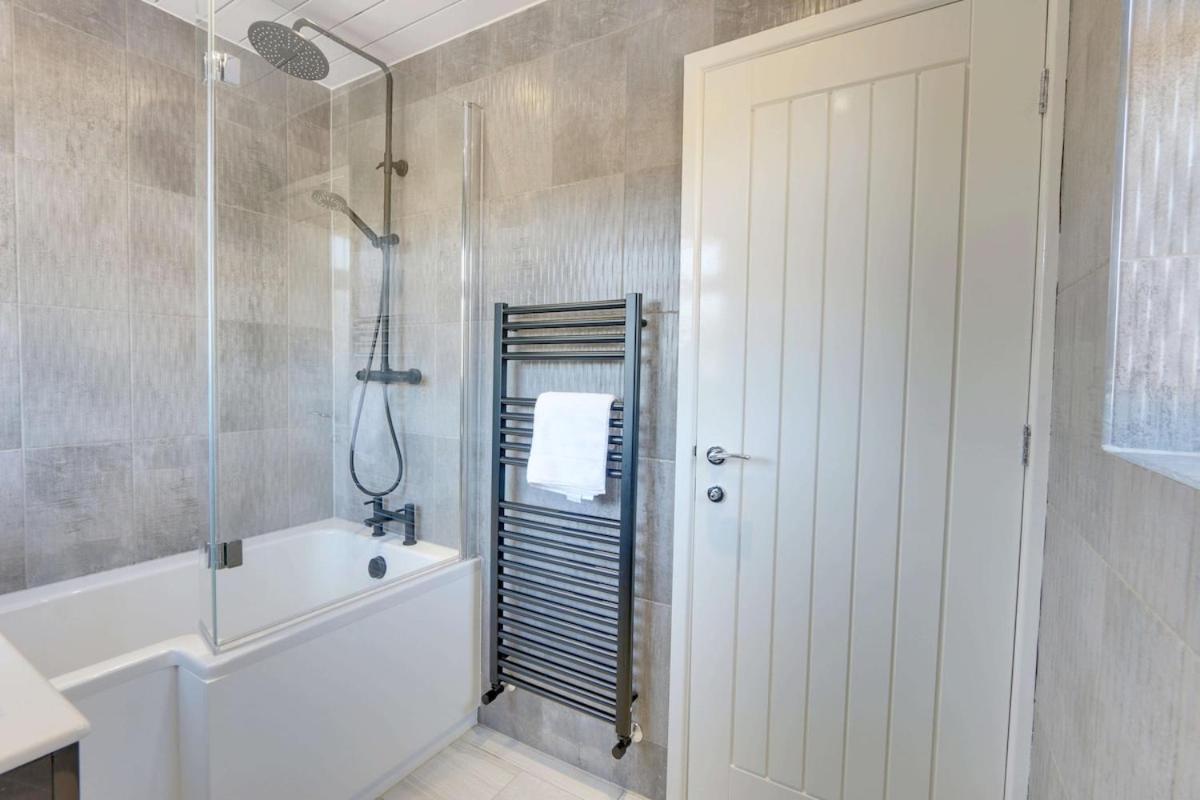 #stylish #exceptional 4 Bed House, Free Parking, Close To Centre *