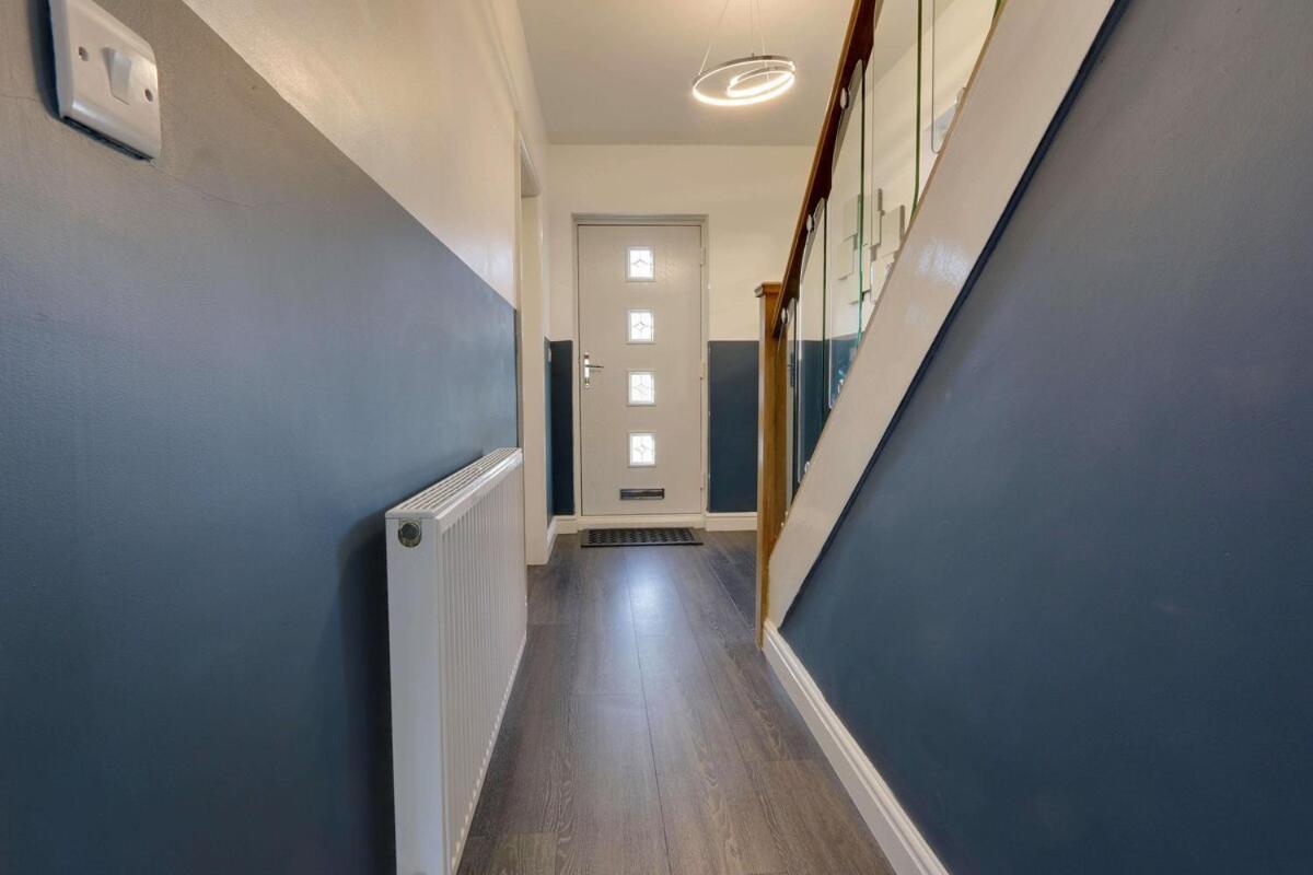 #stylish #exceptional 4 Bed House, Free Parking, Close To Centre