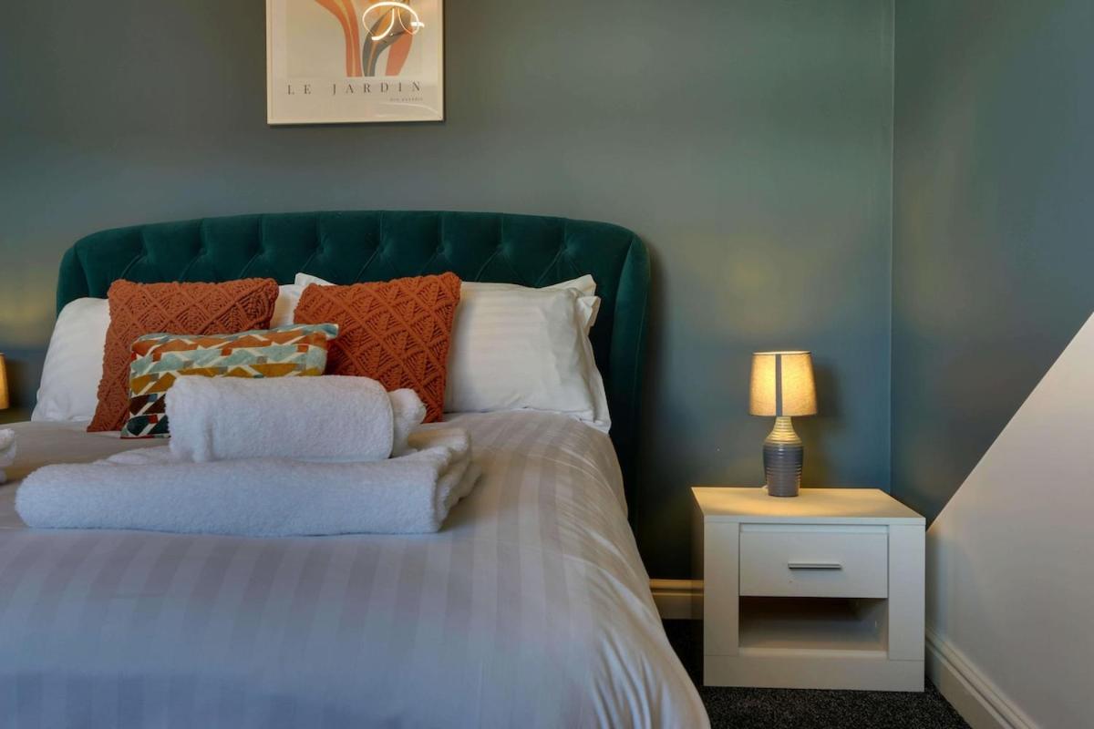 Holiday home #stylish #exceptional 4 Bed House, Free Parking, Close To Centre *