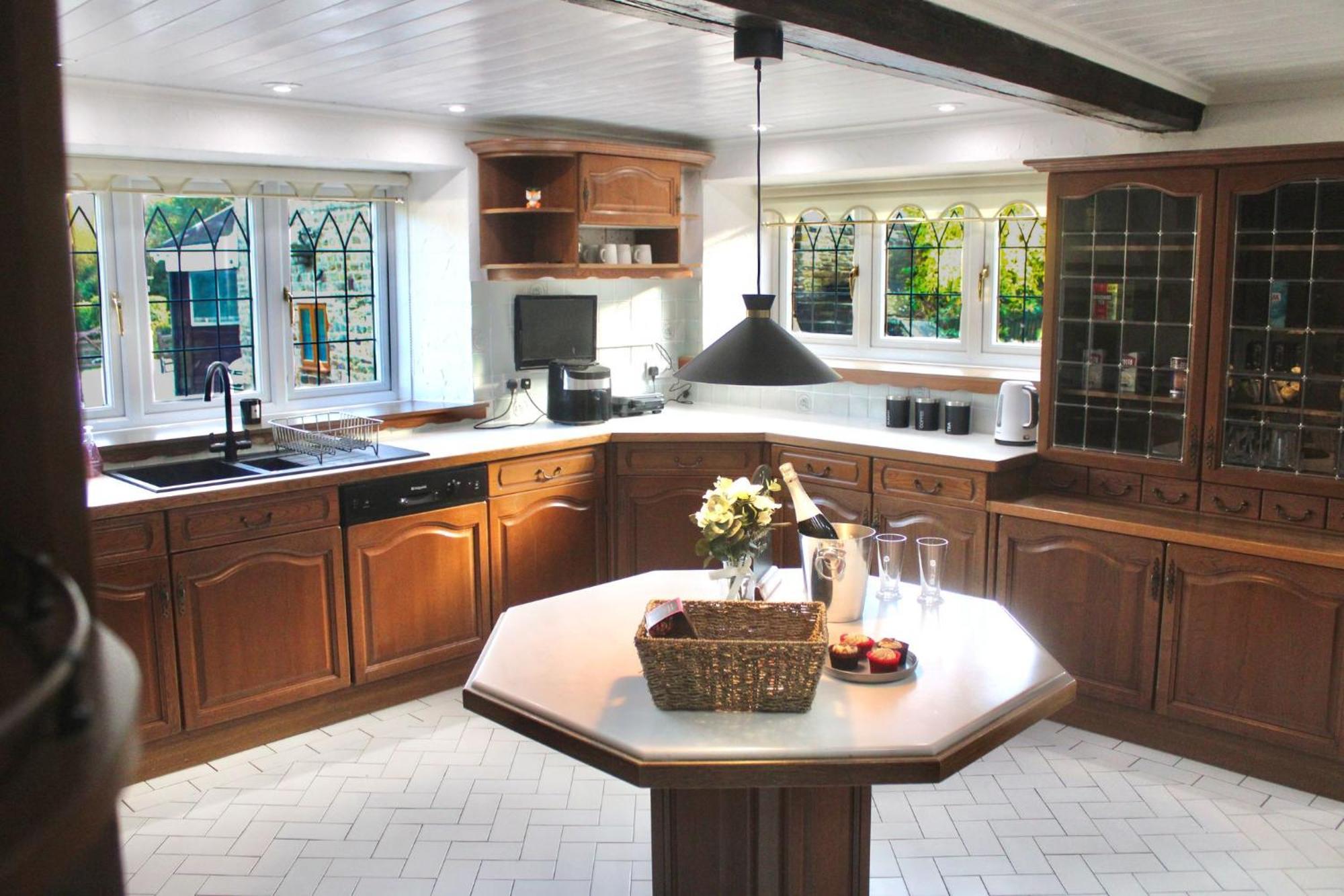 Rural Retreat With Hot Tub, Fire Pit & Games Room *