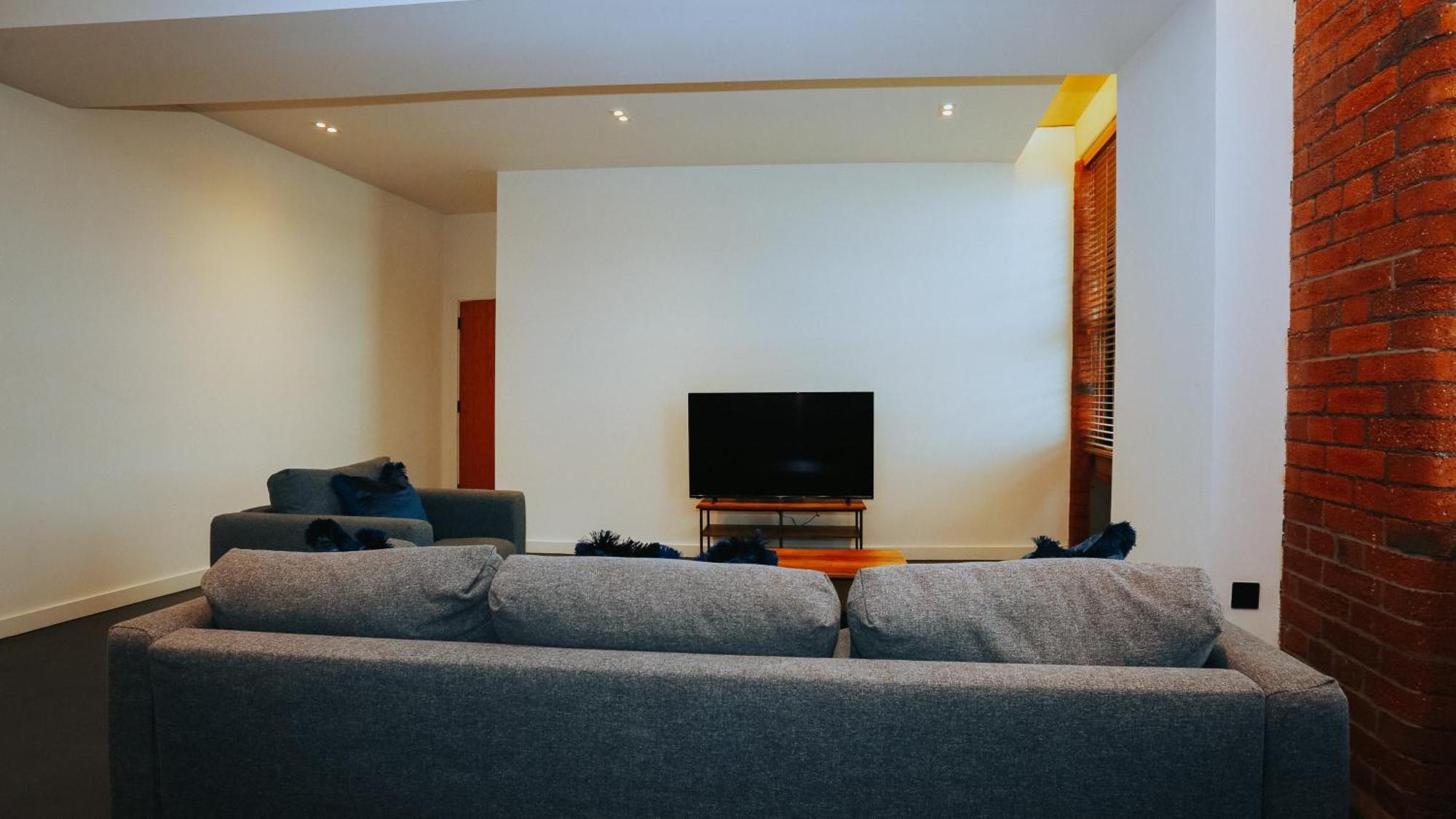 Stayzo_nichols Building_spacious 3-bedroom Apartment