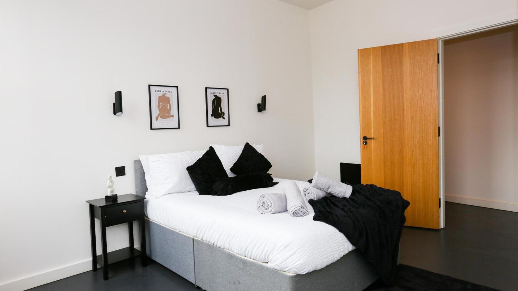Stayzo_nichols Building_spacious 3-bedroom Apartment