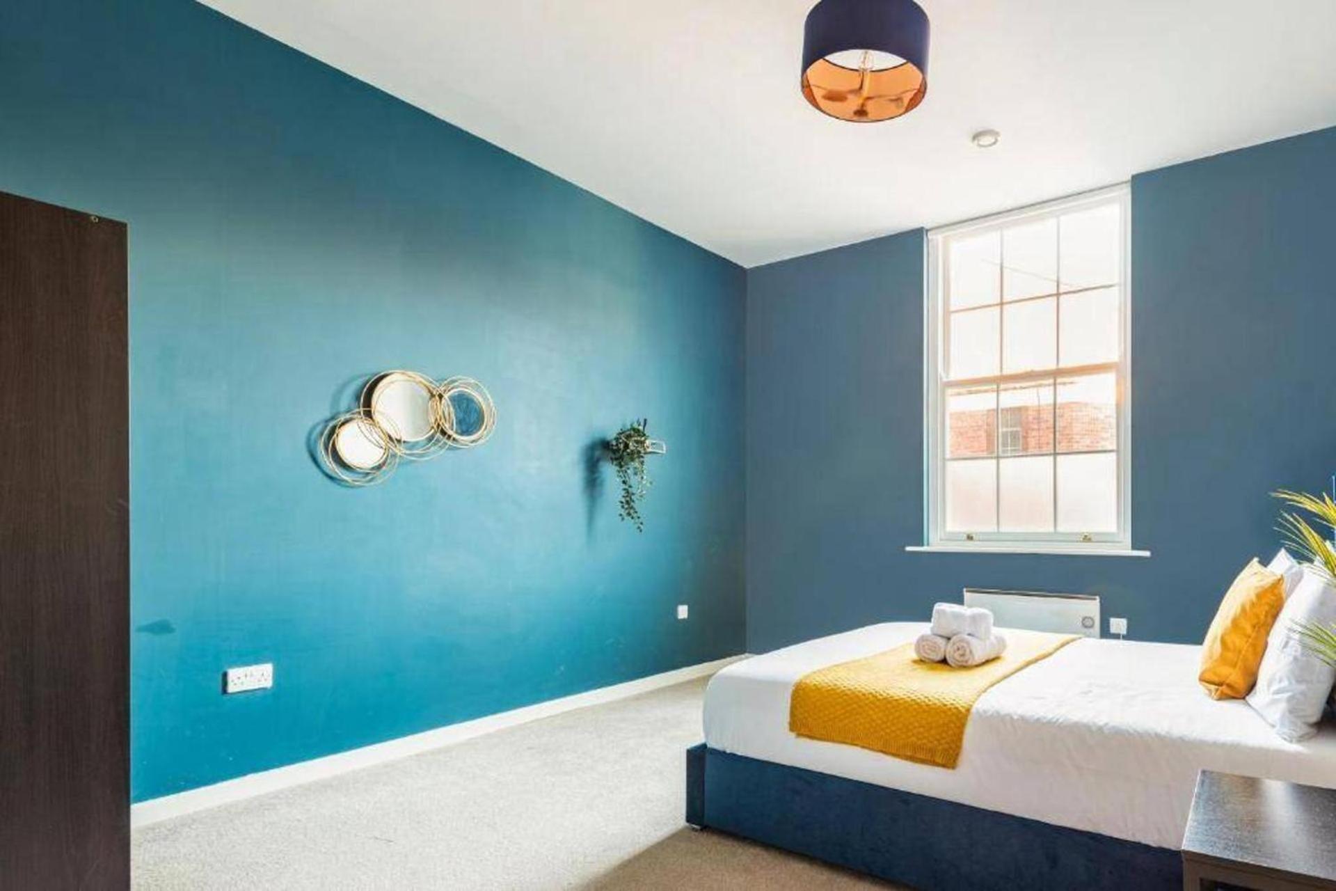 Apt-sleeps 4-contractors & Families Apartment *