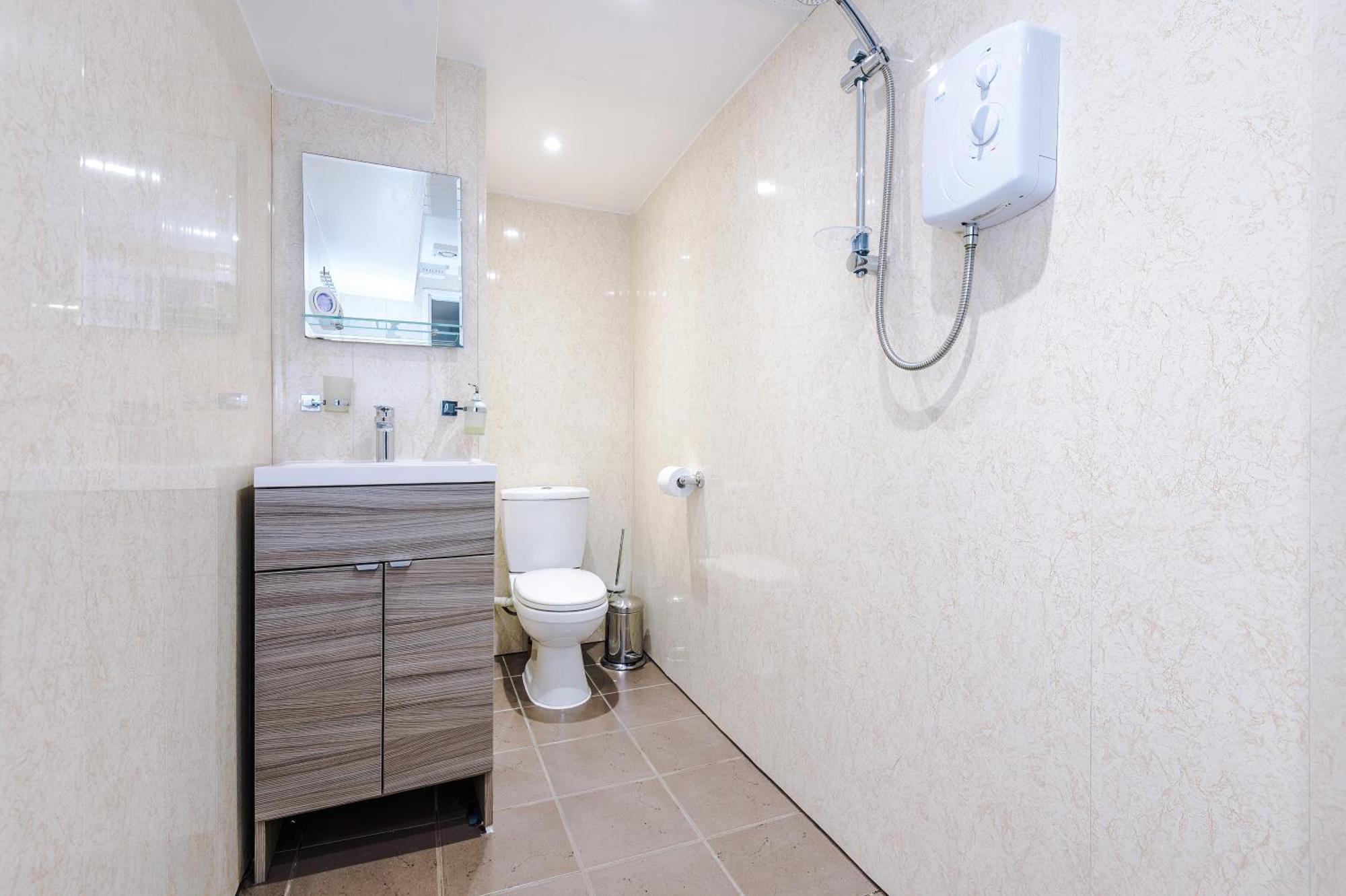 Apartment Free Parking! Two Bedroom In By Eason Stays, Ideal For Weekend Getaways, Hospital Placements & Business Travellers