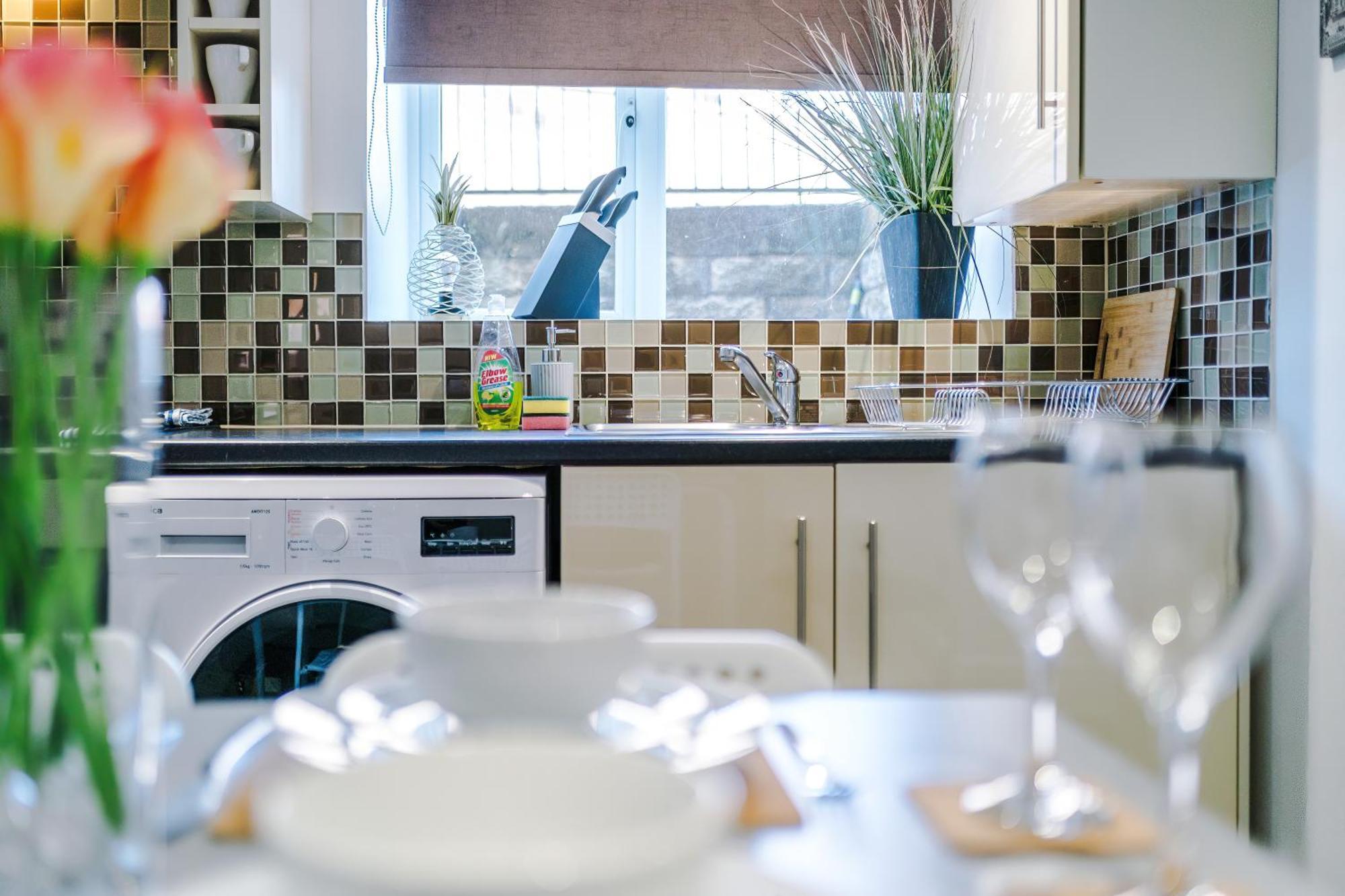Free Parking! Two Bedroom In By Eason Stays, Ideal For Weekend Getaways, Hospital Placements & Business Travellers Apartment *